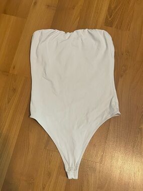 Aritzia x Babaton Strapless Contour Bodysuit